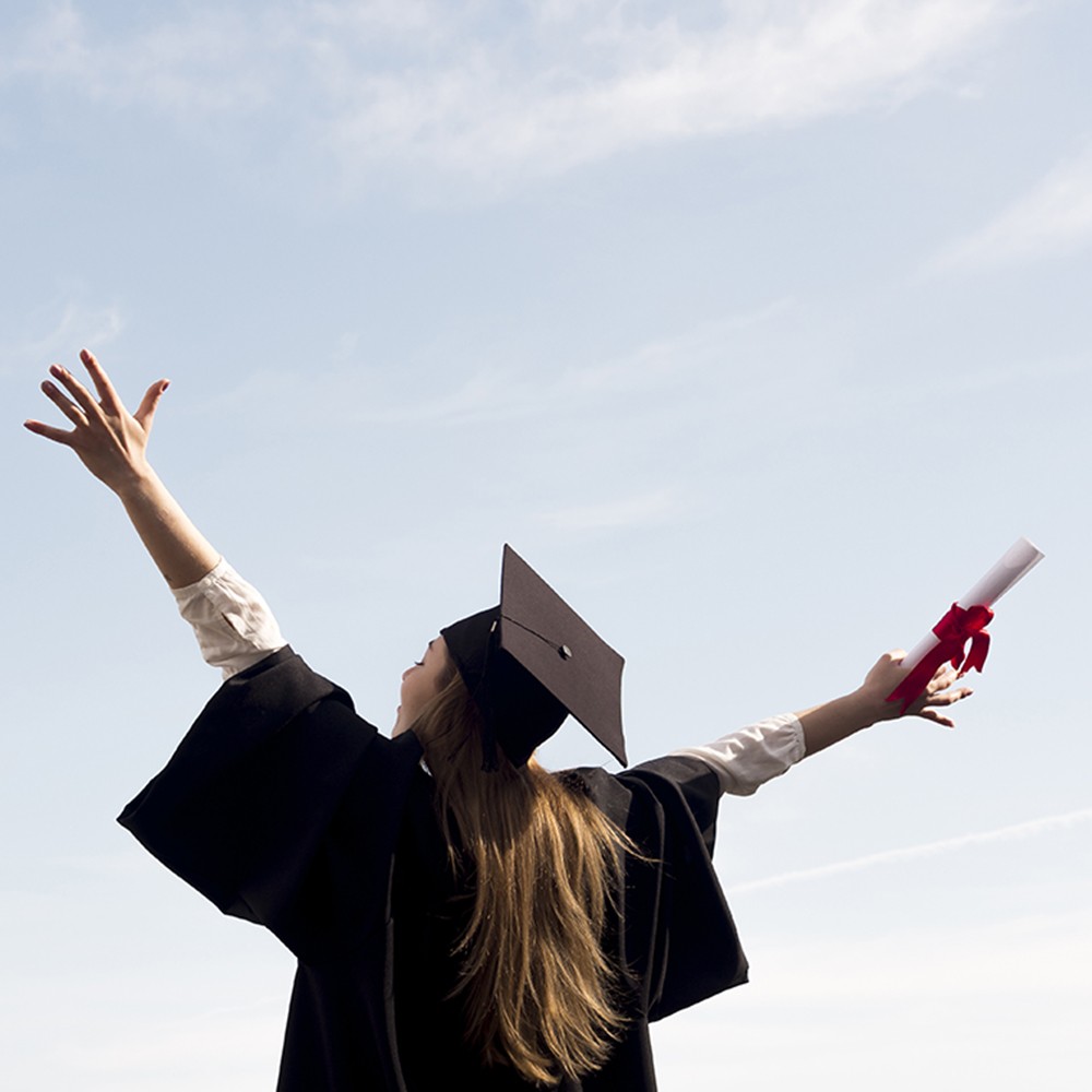 chuc-mung-tot-nghiep-tang-hoa-gi