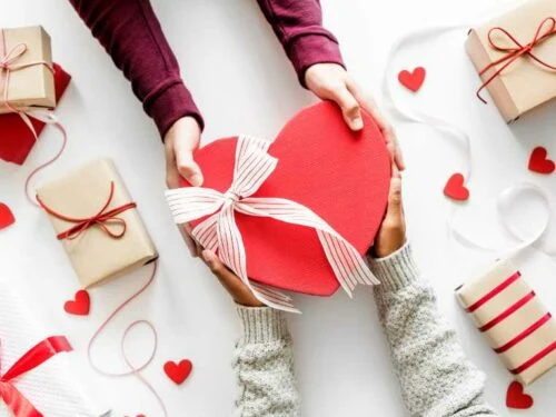 valentine-14-2-ai-la-nguoi-tang-qua