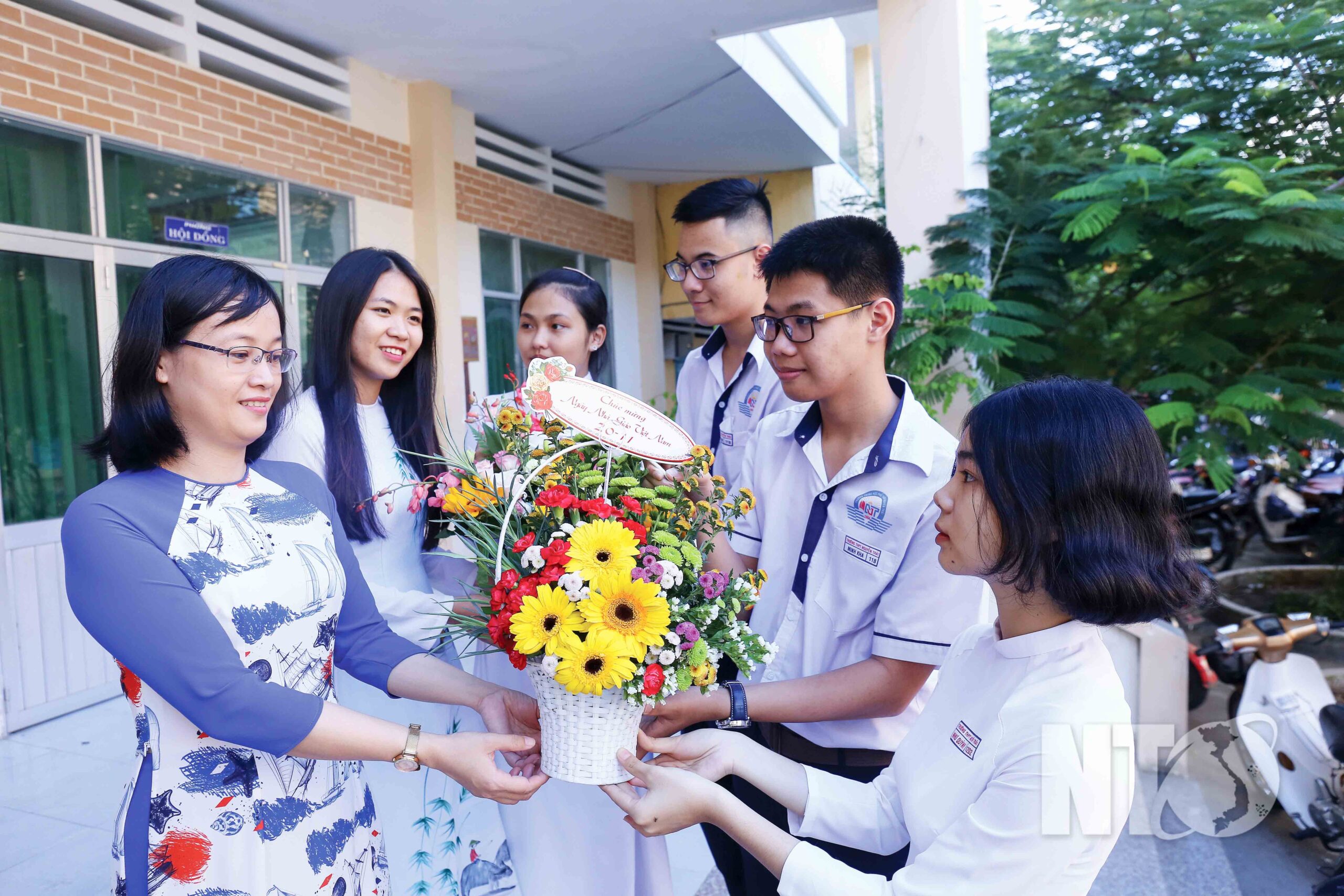 cach-chon-hoa-tang-co-giao-ngay-phu-nu-viet-nam